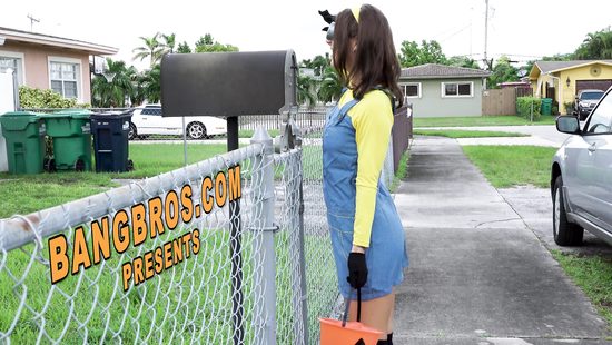 Отсосала член в тыкве и принялась жадно скакать на нем сверху