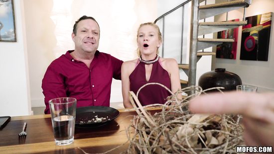 Соседская дочка не теряется и лихо соблазняет парня пока не видят предки