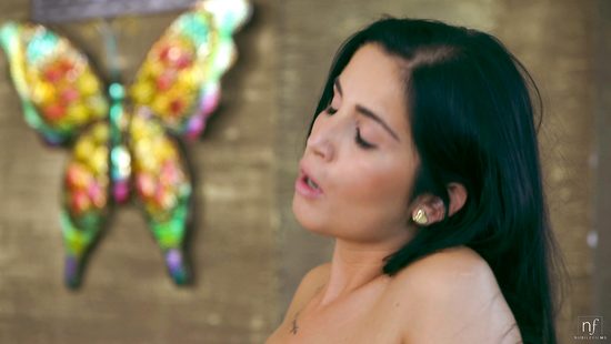 Волшебная лесбийская групповуха на диване