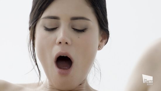 Девушка красиво и планомерно трет пальцами письку ради оргазма