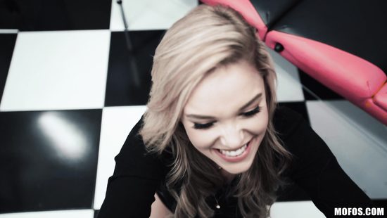 Кокетливая девушка знакомится всеми дырками с членом чувака