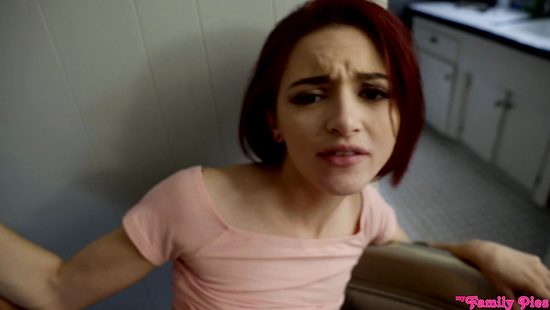 Распутная сучка трахается с мужиком пока отец вышел на кухню