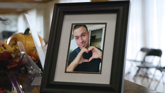 Страстный трах спортивной бабы в зале перед зеркалом