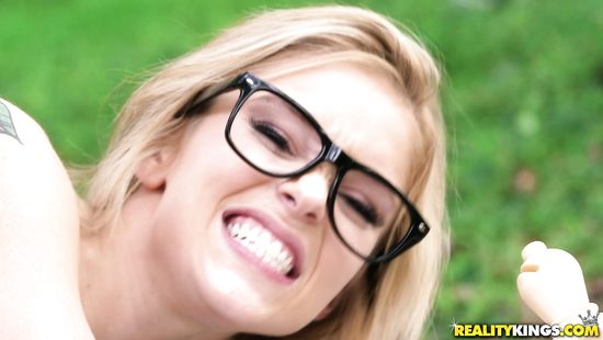 Очкастая давалка трахается на шахматной доске с гроссмейстером