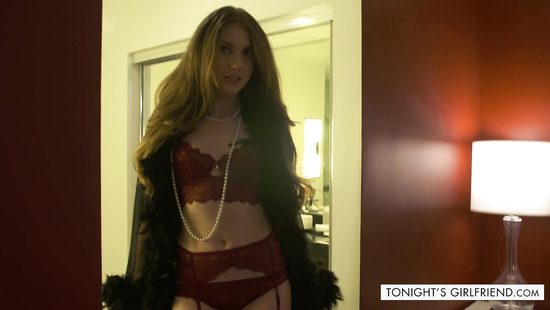 Элитная шлюшка с маленькими сиськами ублажает мужичка сочной писей