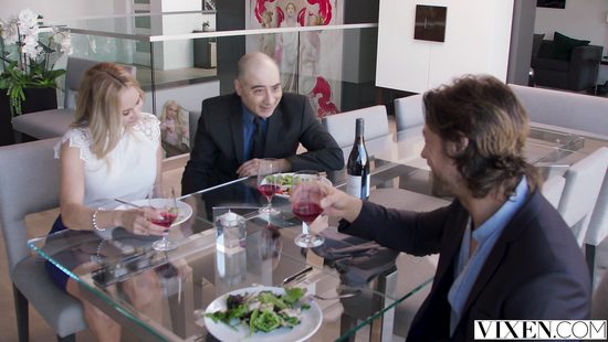 Неугомонная куколка отдалась на растерзание массивному яйценосу