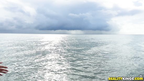 Впечатляющие подружки ласкают влажные письки на пляже и в гостинице