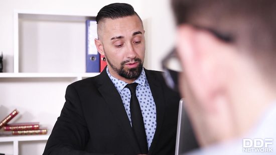 Шикарная бизнес леди уговорила мужиков на сделку сладкими дырками