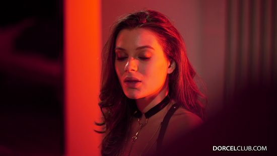 Мужики дали госпоже проверить киску новенькой сучки секс машиной