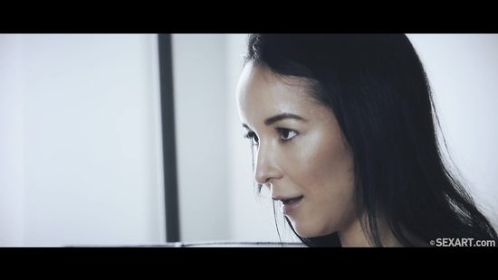 Мускулистый любовник вставляет длинный конец в сочную киску красотки