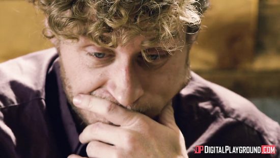 Победитель лотереи насадил на большой член татуированную стерву