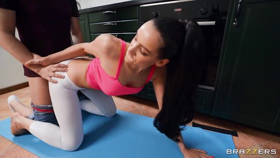 Русская девочка готова и легинсы рвать ради оргазма