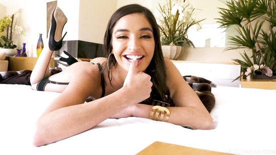 20 лет, а уже бездонная попка