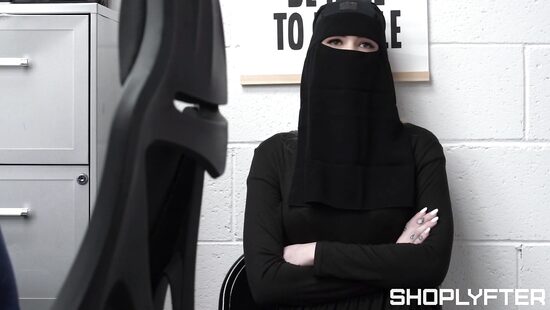 Ничто не спасает от глаз и члена охранника