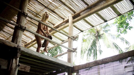 Наташка и на Бали создает красоту своим телом