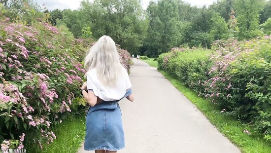 Милейшая девка страны оказалась любительницей минета в саду