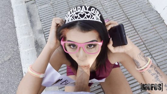 Развратная выпускница готова трахнуться для настроения