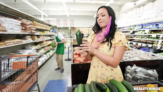 Встреча порно звезды в супермаркете