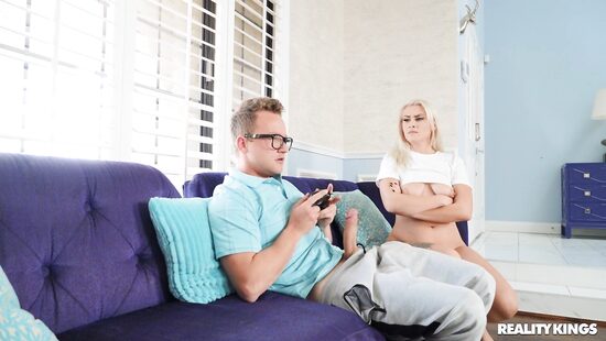 Пышка-малышка не может остановить возбуждение