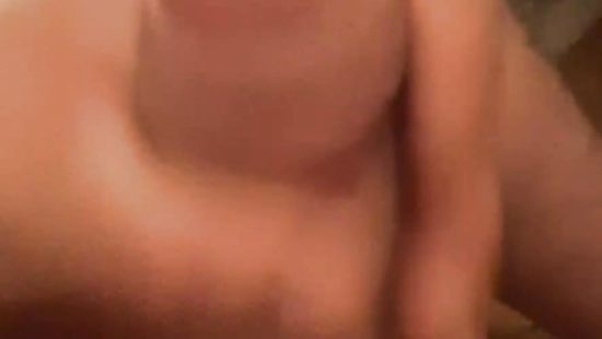 Дрочит член и кончает