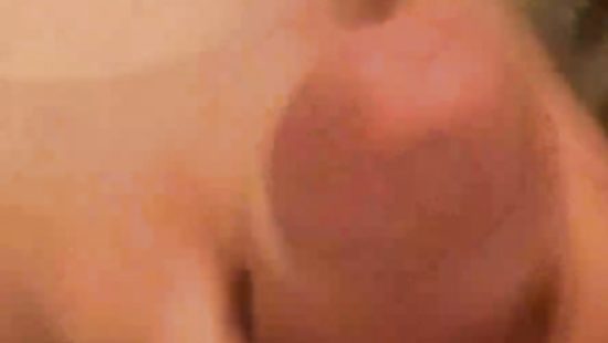 Дрочит член и кончает