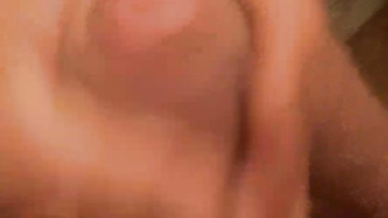 Дрочит член и кончает