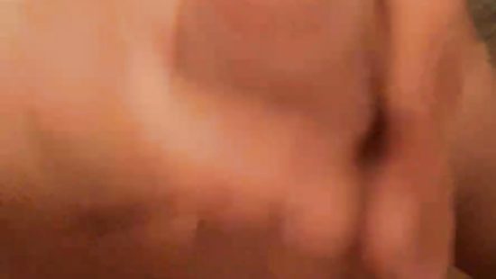 Дрочит член и кончает