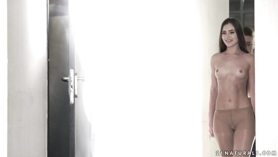 Неутомимый парень жарит сексуальную бестию в порванных колготках