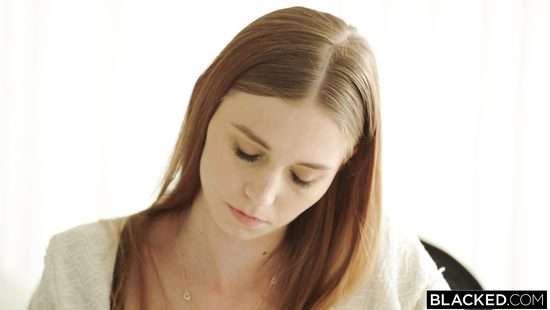 Возбуждающая негритянка пригласила рыжую сучку для траха с мужем