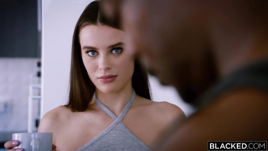 Ненастный негр поимел сказочную девушку в тугой анал горбатым монстром