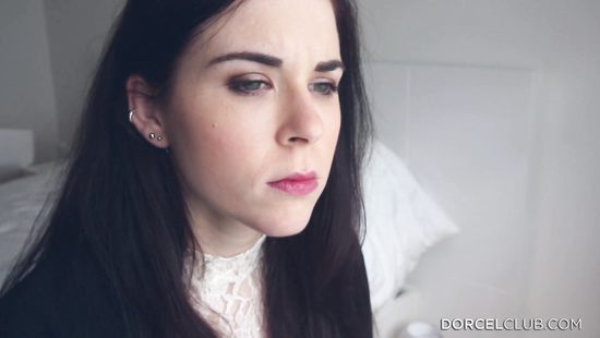 Распутница соблазнила молодого садовника голыми сиськами у окна