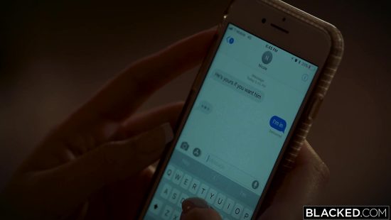 Заскучавшая от семейной жизни малышка мечтает о сексе с негром