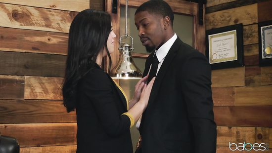 Офисная сотрудница получила длинный черный член босса за хороший отчет