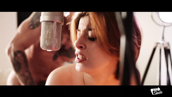 Испанская малышка потрахалась с приятелем в студии звукозаписи