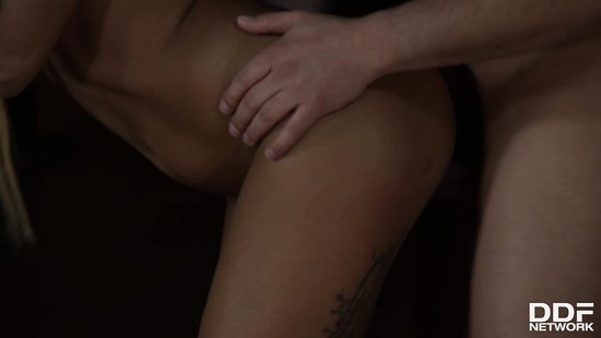 Восточная проказница покаталась на качели и отдалась молодому уборщику