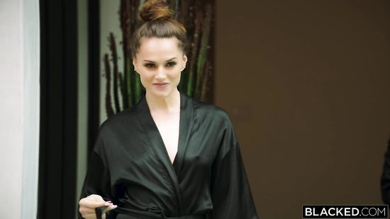 Накаченный телохранитель натянул на член узкую щель своей новой начальницы