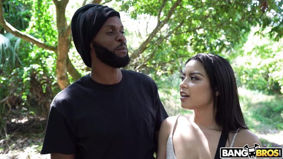 Темнокожий парень отодрал в кустах свою озабоченную телку