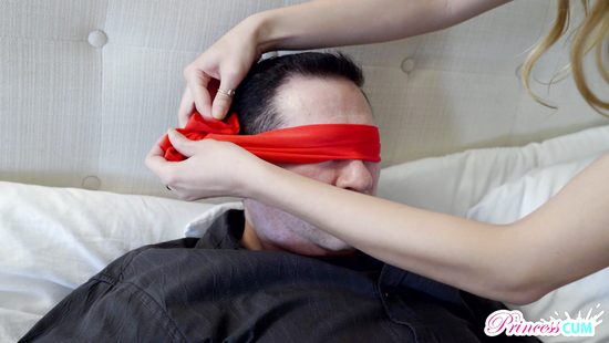 Развратная девушка обманом вынудила отчима заняться с ней сексом