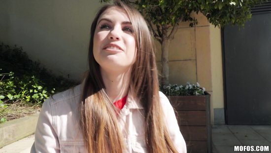 Хитрый парень умудрился развести красивую украинку на минет за небольшую сумму