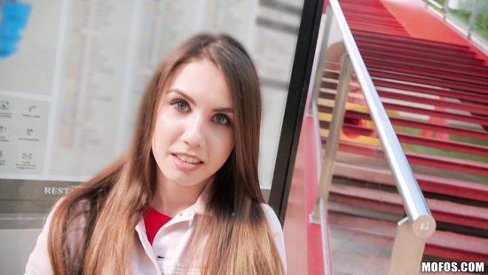 Хитрый парень умудрился развести красивую украинку на минет за небольшую сумму