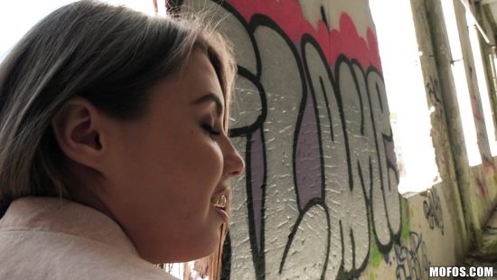 Хитрый парень умудрился развести красивую украинку на минет за небольшую сумму