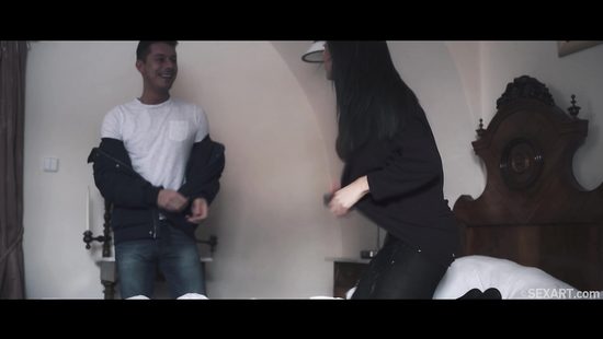 Сообразительный парень умело развел свою очаровательную девушку на секс