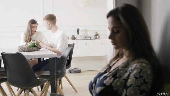 Страстный секс грудастой мачехи и молодой парочки во время завтрака