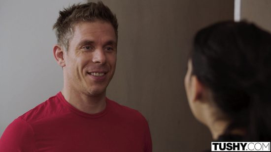 Только устроившись на работу, девушка подставила очко своему начальнику