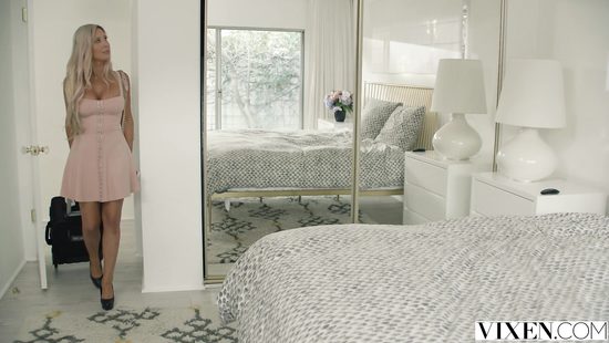 Горячая милфа зашла в гости, что бы отсосать и получить в узкую щель