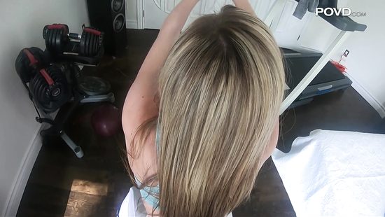 Смазливая фитоняшка сделала помощнику смачный минет и дала себя трахнуть