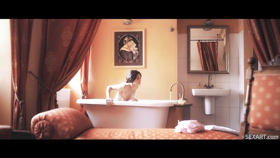 Худенькая телка разбудила милого минетом и оседлала твердый болт