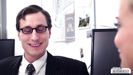 Интеллигентный посетитель трахнул роскошную секретаршу в офисе