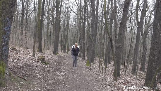 Встретил в лесу заплутавшую блондинку и привел домой потрахаться