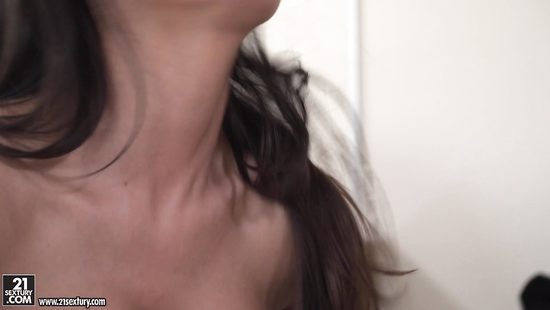 Черноволосая куколка с красивыми сиськами делает другу сказочный минет